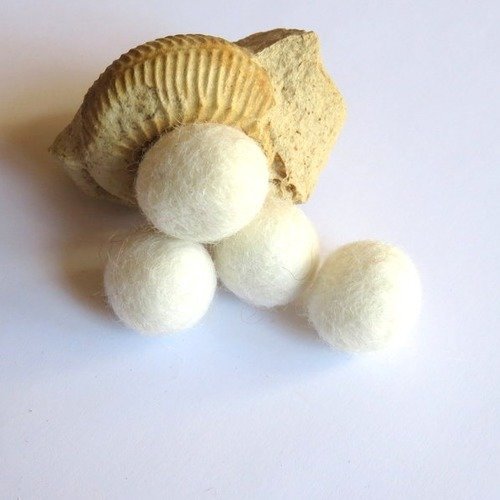 4 boules en laine feutrée blanche non percée 20 mm