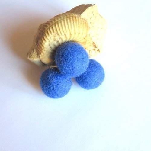 3 boules en laine feutrée bleue non percée 20 mm