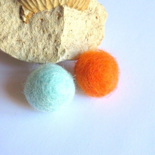 2 boules en laine feutrées bleu ciel et orange non percée 20 mm