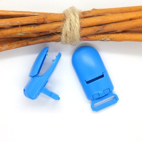 Pince clip/bretelle attache tétine en plastique bleue 40 x 18 mm
