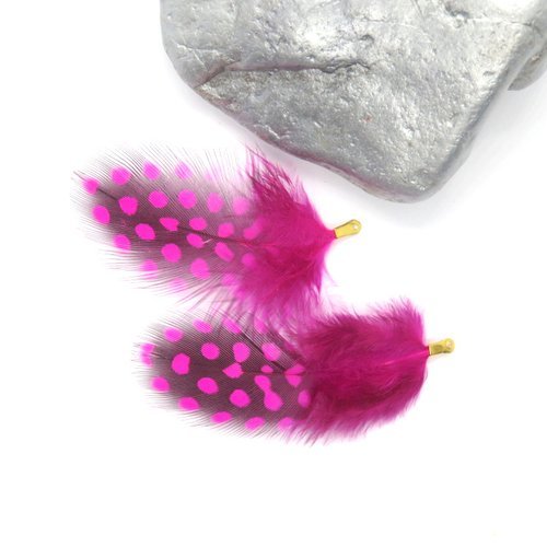 2 plumes pendentif naturelle rose fuchsia à pois de pintade avec accroche métal doré