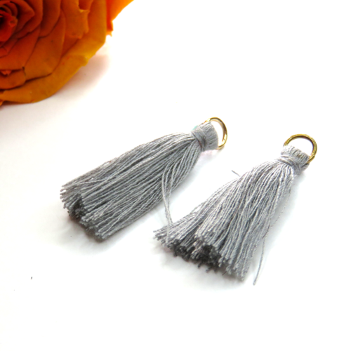 4 pompons gris anneau métal doré