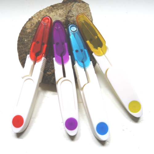 Ciseaux coupe fil couture capuchon protection jaune, rouge, bleu ou violet
