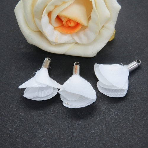 Pompon/pendentif fleur blanche en tissu