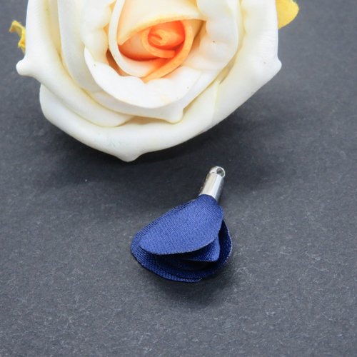 Pompon/pendentif fleur bleu en tissu