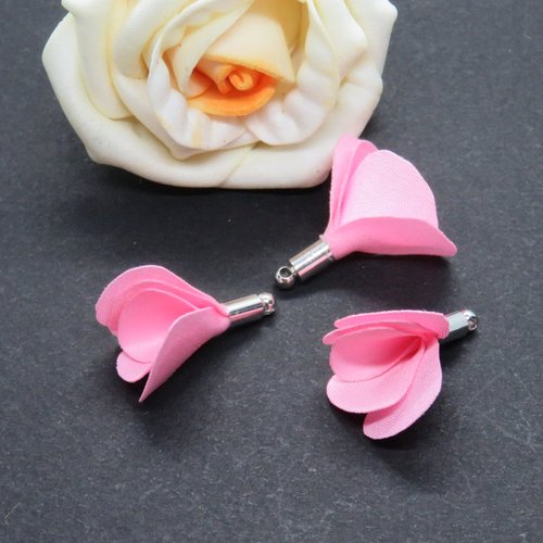 Pompon/pendentif fleur rose en tissu
