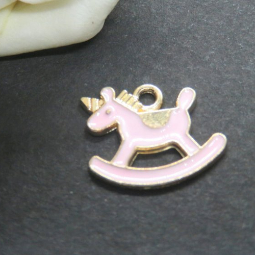 Breloque/sequin cheval a bascule émaillé rose 16 x 13 mm