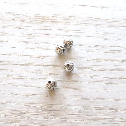 5 perles en métal argentées gravées cercles 7 mm