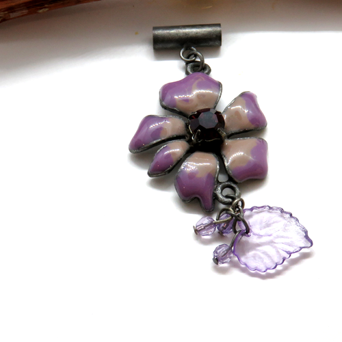 Pendentif fleur pétale violette émaillée