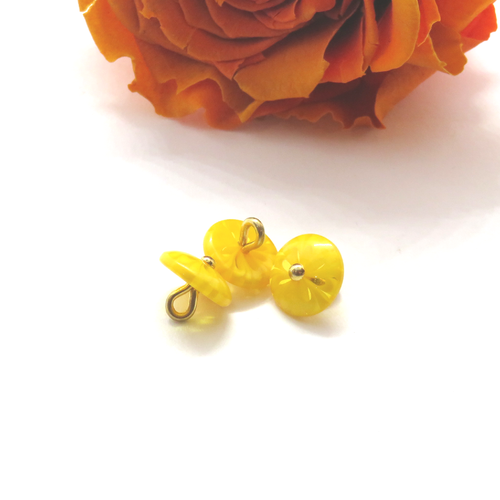 3 boutons anciens jaune et dorés