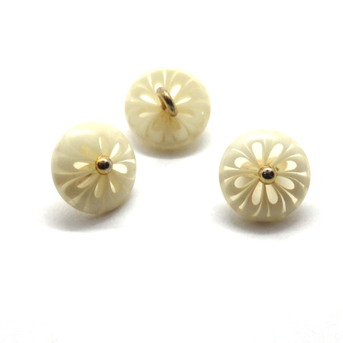 2 boutons anciens écrus et dorés