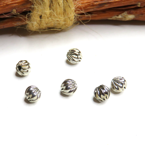 10 perles tonneaux striées métal argentées 4 mm