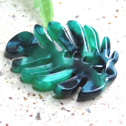 Breloque feuille de monstera résine verte / turquoise