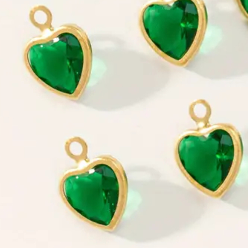 2 breloques / pendentifs cœur strass vert métal doré
