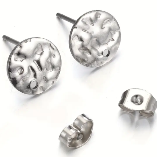 2 boucles d'oreilles clous / puces ronds argentés martelé acier inoxydable 10 mm