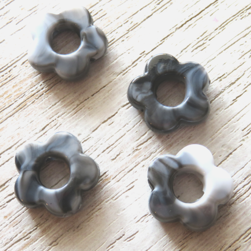 Perle fleur acrylique grise noire 15 mm