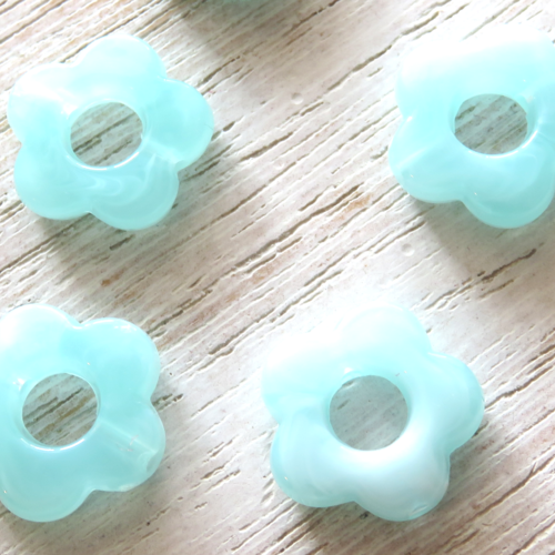 Perle fleur acrylique verte 15 mm