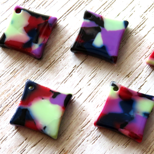 Pendentif acrylique losange bordeaux vert..18 mm