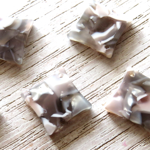 Pendentif acrylique losange gris blanc..18 mm