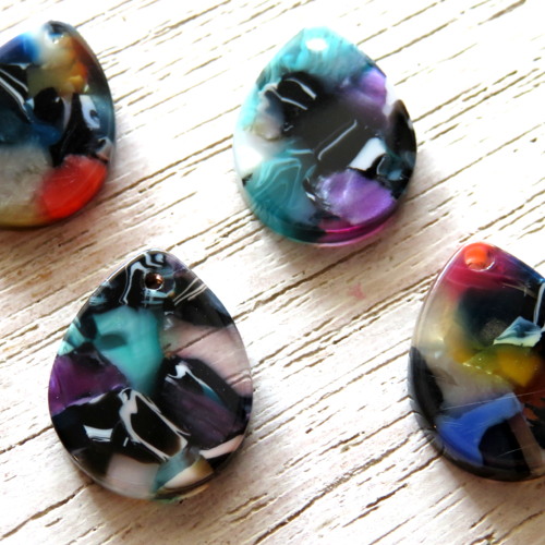 Pendentif acrylique goutte noir turquoise..18 mm