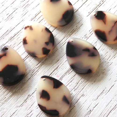 Pendentif acrylique goutte noir beige..18 mm