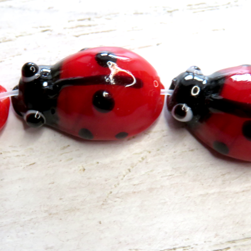 2 perles coccinelle rouge a pois noirs en verre