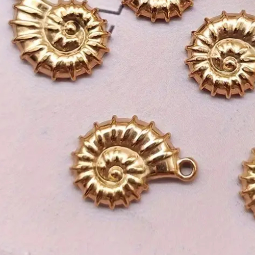 Pendentif ammonite acier inoxydable doré