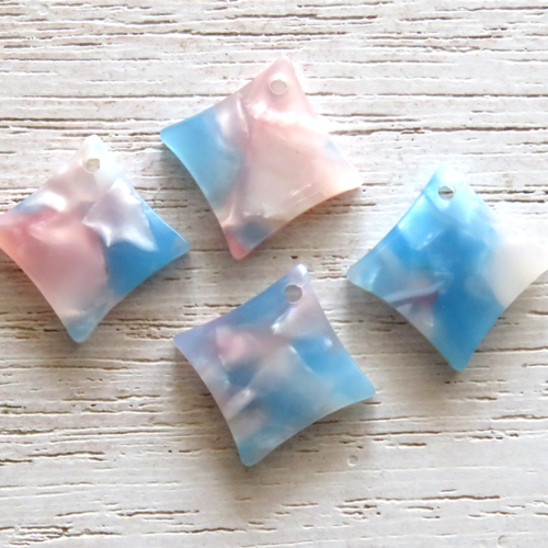 Pendentif breloque acrylique losange marbré bleu rose..18 mm