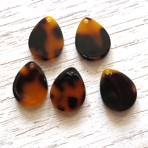 Pendentif breloque acrylique goutte noir marron..18 mm