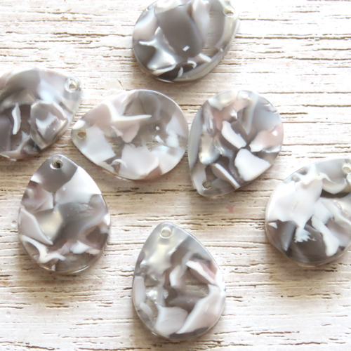 Pendentif breloque acrylique goutte blanc gris translucide..18 mm