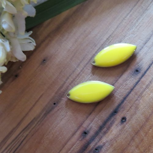Pendentif sequin navette émaillé jaune 22 x 10 mm