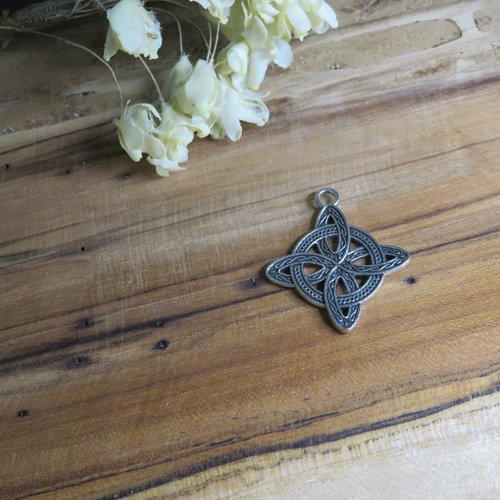 Pendentif nœud de sorcière argenté antique