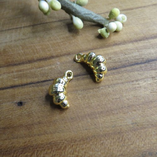 Pendentif croissant viennoiserie plaqué or 18k