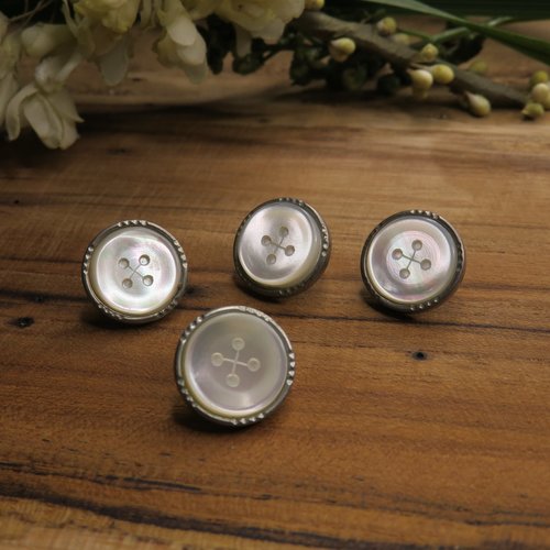 Lot 4 boutons anciens métal argentés et résine