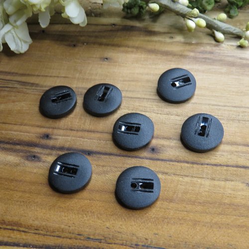 Lot 7 boutons anciens noir