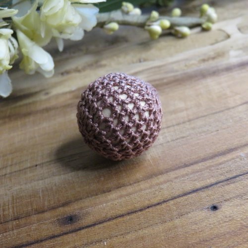 Perle en bois crochet coton marron 20 mm