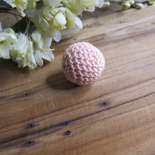 Perle en bois crochet coton rose clair 20 mm