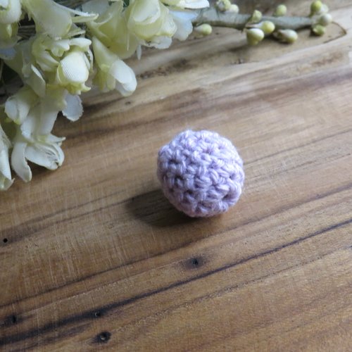 Perle en bois crochet coton mauve 16 mm
