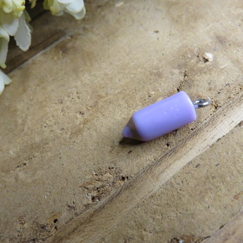 Breloque crayon résine violet 20 x 6 mm