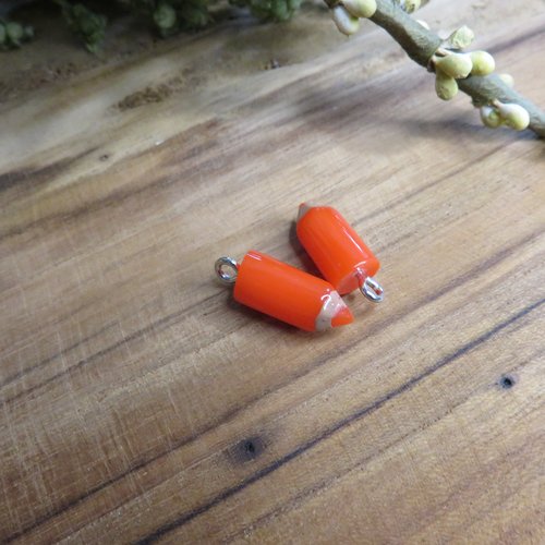 Breloque crayon résine rouge 20 x 6 mm