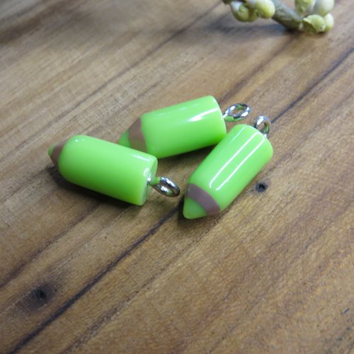 Breloque crayon résine vert  20x6 mm