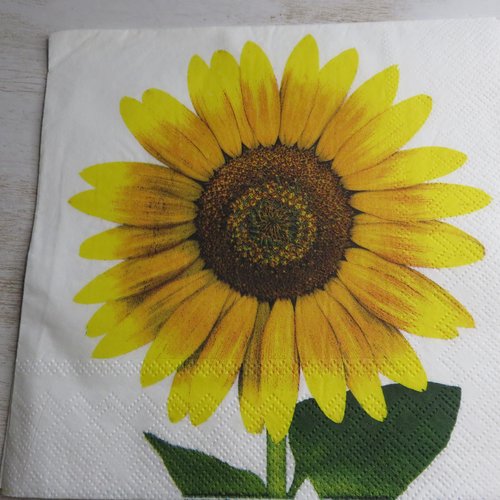 Serviette en papier fleur tounesol jaune sur fond blanc