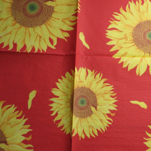 Serviette en papier fleur tournesol jaune sur fond rouge