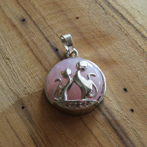 Pendentif chat métal argenté et pierre quartz rose