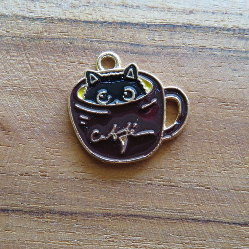 Breloque chat noir émail dans tasse café marron