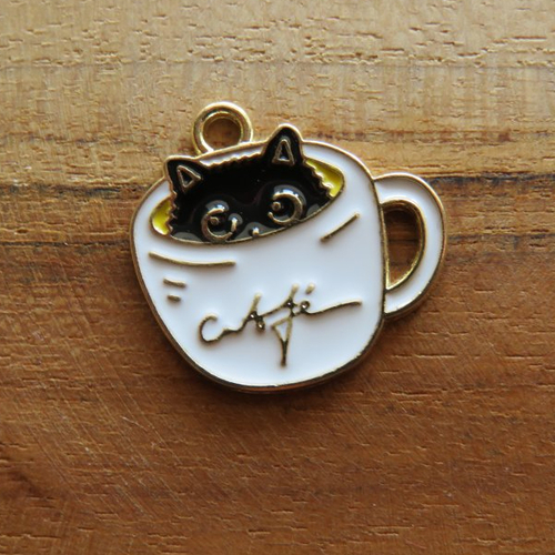Breloque chat noir émail dans tasse café blanche