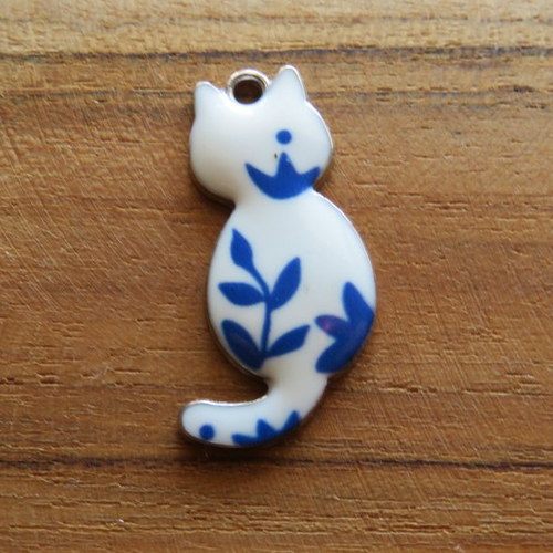 Breloque chat émail fleuri blanc bleu