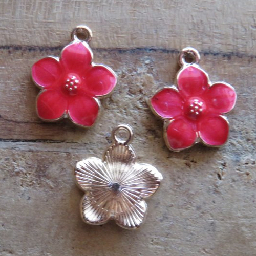Breloque fleur émail nacrée rose fuchsia 15 mm
