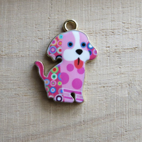 Breloque chien en émail rose fuchsia