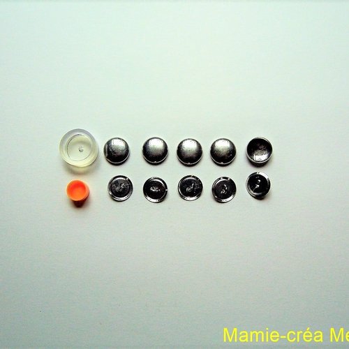 Kit de cinq boutons 18 mm en métal à recouvrir avec outil de pose